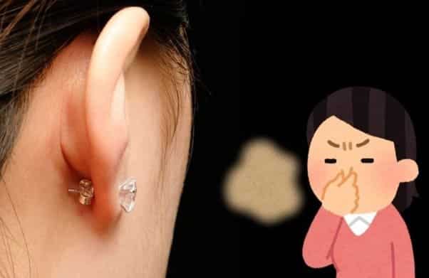 an animated image showing indication of earrings giving bad smell